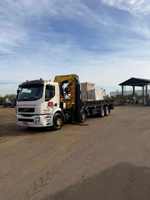 Caminhão munck Guincho Sul transportando carga pesada em Porto Alegre