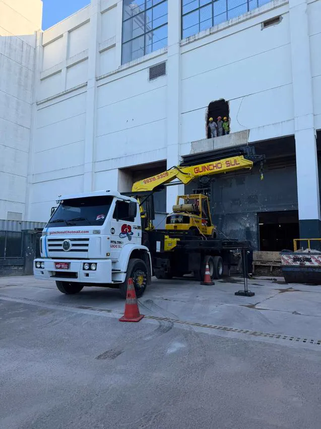 Caminhão munck Guincho Sul em operação de içamento industrial