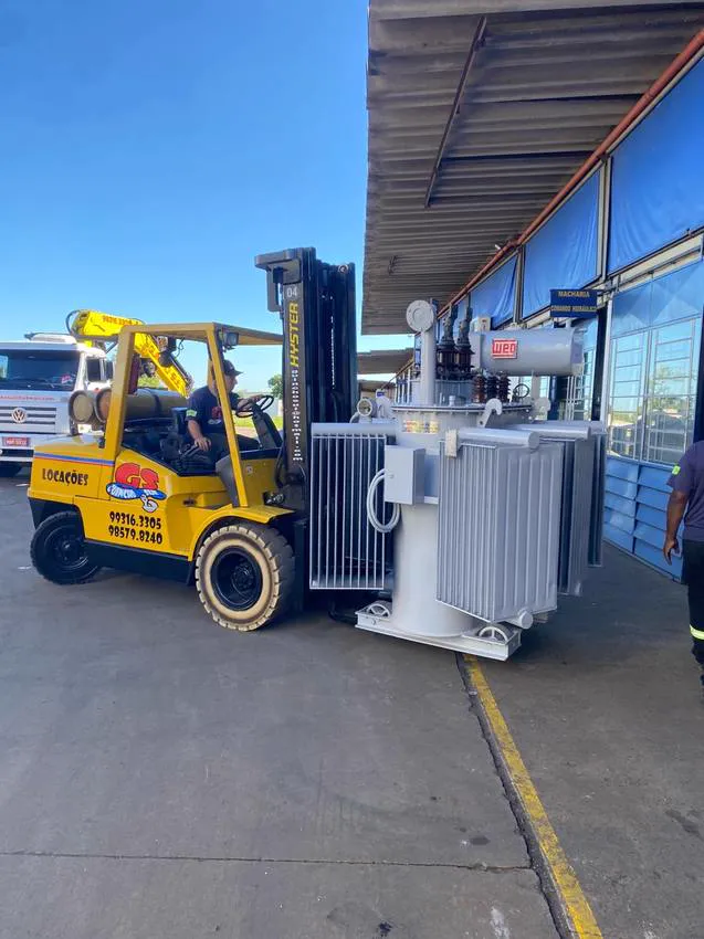 Empilhadeira Hyster da Guincho Sul movimentando transformador industrial