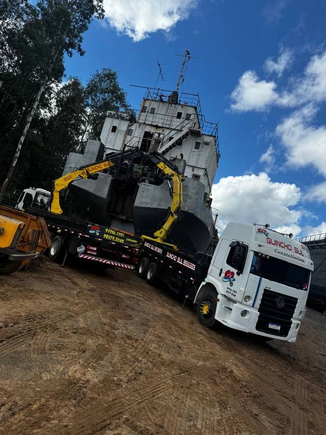 Caminhão Guincho Sul realizando operação de munck em Porto Alegre
